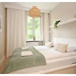 Victus Spacious Close To The With A Work Space By Renters شقة سوبوت