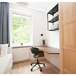 Victus Spacious Close To The With A Work Space By Renters شقة