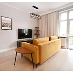 Victus Spacious Close To The With A Work Space By Renters شقة سوبوت
