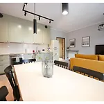 Victus Spacious Close To The With A Work Space By Renters アパート ソポト