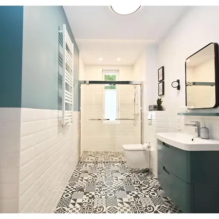 Victus Spacious Close To The With A Work Space By Renters Apartment *