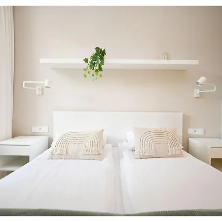 アパート Victus Spacious Close To The With A Work Space By Renters